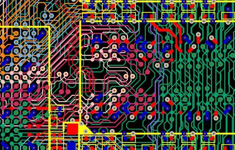CAO/routage électronique : vue de la phase du routage d’un circuit DRAM en multicouche (routage de circuit numérique).